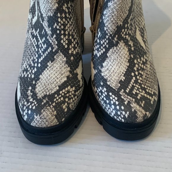 Steve Madden Womens Snake Skin Pattern Ankle High Boot Zipper Sides Size 5.5M - Picture 9 of 13